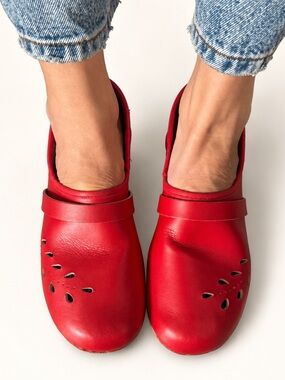 Sven Swedish Clogs Red Leather Leaf Punch Closed Back Low Heel EU 40 US 8.5/9